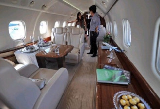 成龙私人飞机揭秘 自己买航线雇空姐