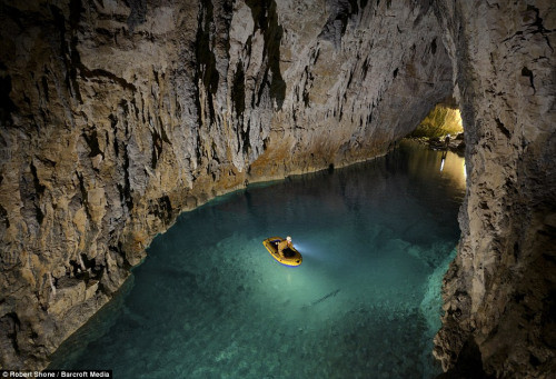 冒险家探索千米深洞穴 记录下震撼照片(组图)