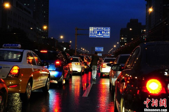 北京拥堵场面特写：下车吃完1碗面 行五六步路就回车上