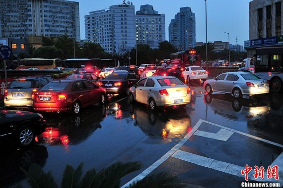 北京拥堵场面特写:下车吃完1碗面 行五六步路就回车上