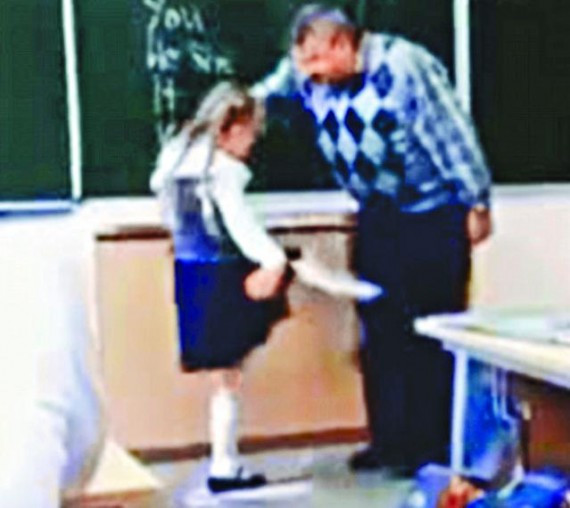 小学女生被骂 飞脚踢老师下体 同学拍下短片(图)