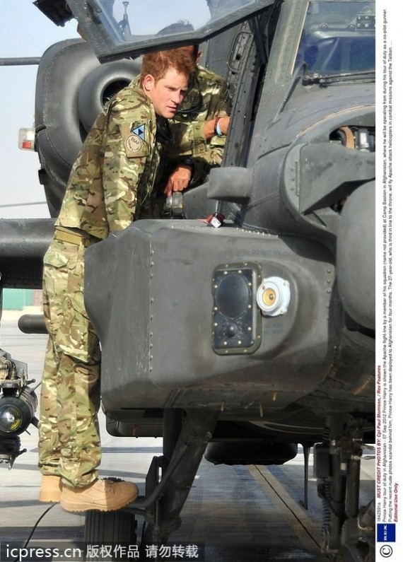 哈里王子重返塔利班战场 再当直升机炮手竖拇指(组图)