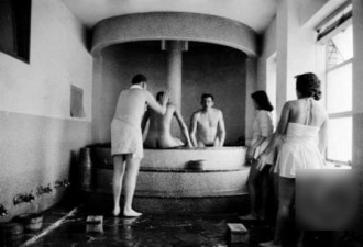 记录50年代日本洗浴中心的“陪浴小姐”