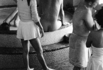 记录50年代日本洗浴中心的“陪浴小姐”