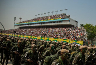 巴西举行独立日阅兵式 裸女冲进现场