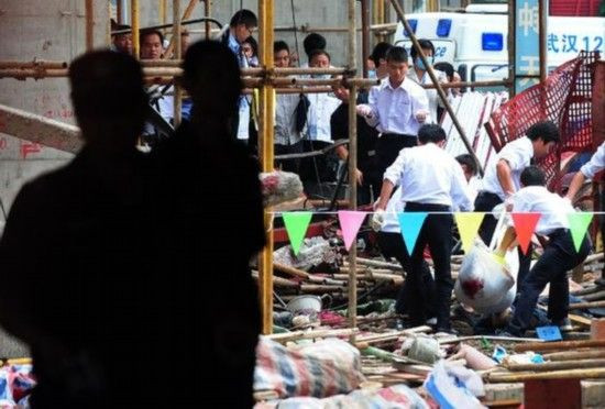 9月13日,救援人员在现场进行搜索。新华社记者 程敏 摄