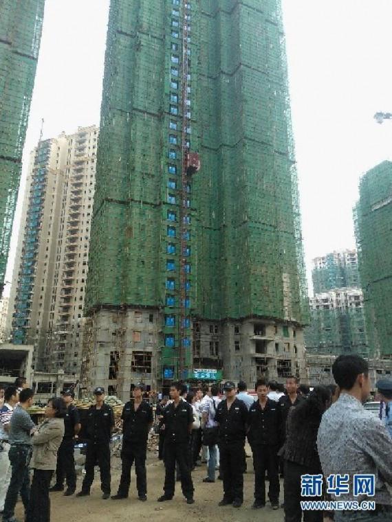 武汉载人电梯从30层坠落惨剧 目击：6个人被甩出(组图)