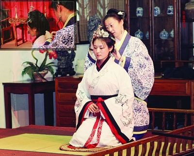 女大学生痴迷中华古装剧 坚持每天穿汉服上课达3年(多图)