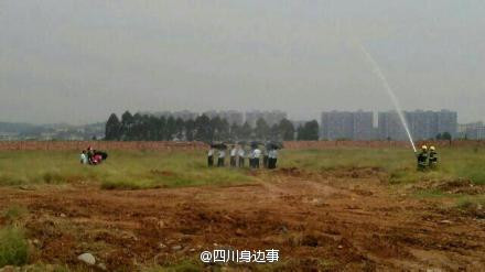 这才是影帝:四川乐山水枪洒水 人造领导冒雨视察场景(图)