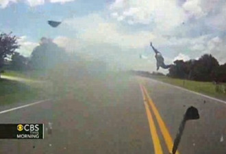 恐怖：加拿大摩托车手被拖车撞飞瞬间