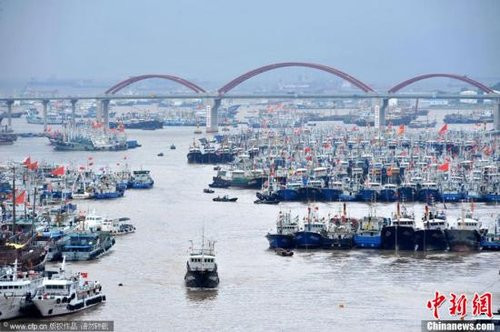 中国渔船陆续赴钓鱼岛海域作业 渔政船同步护渔