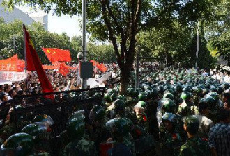 保钓示威升级 北京千人冲击日本使馆
