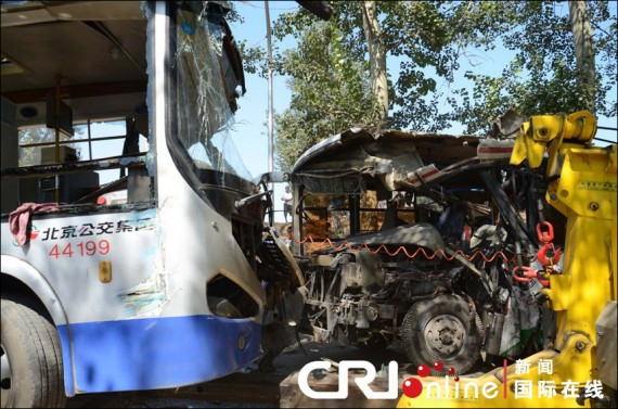 北京两辆公交车迎面相撞 共造成11人在事故中受伤(组图)