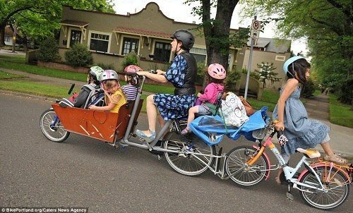 太牛了！美国妈妈改装自行车 同时送6个子女上学(多图)