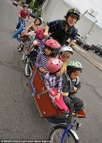 太牛了！美国妈妈改装自行车 同时送6个子女上学(多图)