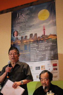 陳蔭庭（左）介紹月亮頌音樂會籌備經過，右為賴德梧。（圖：主辦者提供） 