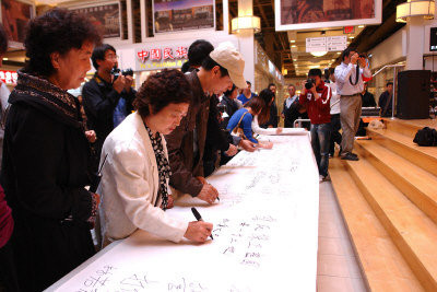 民眾簽名留言，表達中國領土不容侵犯。 (記者翁曉青/攝影) 