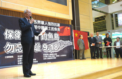 全加華聯會主席陳丙丁(左)宣讀聯合聲明。 (記者翁曉青/攝影) 