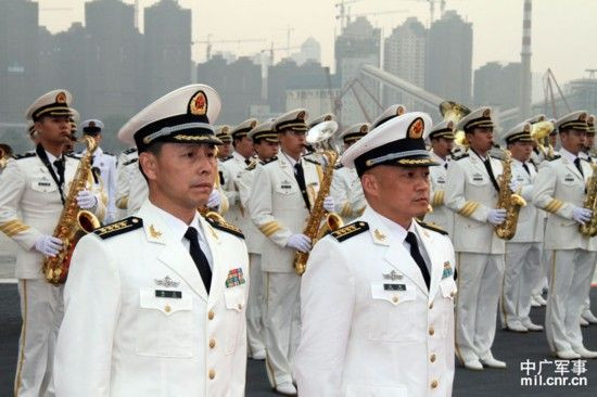 中国首艘航母“辽宁舰”舰长政委正式公开亮相