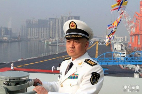 中国首艘航母“辽宁舰”舰长政委正式公开亮相