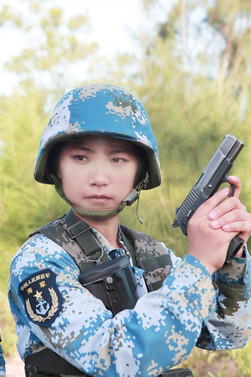 女枪王写真：中国海军陆战队女侦察兵孙笑笑(组图)