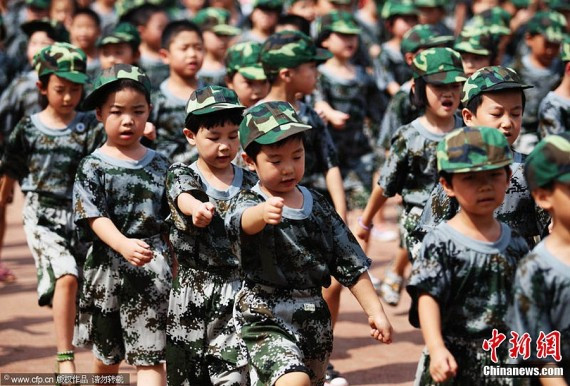 武汉实验外国语学校一年级小学生参加军训萌态百出(组图)