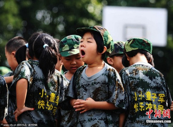 武汉实验外国语学校一年级小学生参加军训萌态百出(组图)