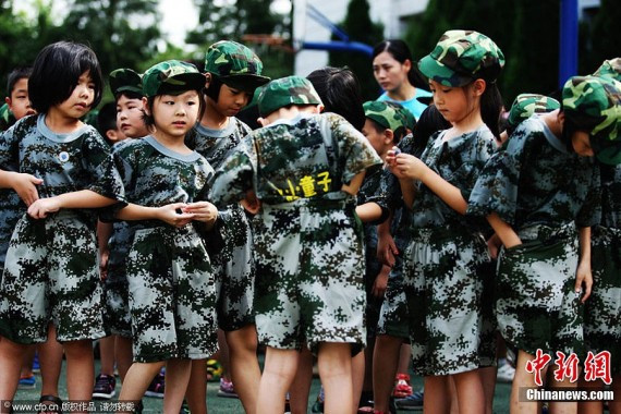 武汉实验外国语学校一年级小学生参加军训萌态百出(组图)