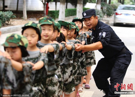 武汉实验外国语学校一年级小学生参加军训萌态百出(组图)