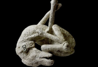 庞贝古城文物展示神奇历史：蛇形金镯