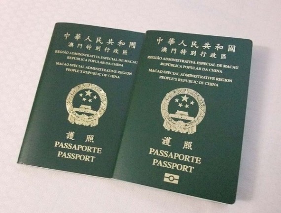 788px-Macau_Sar_Passport_Old_and_New_Style