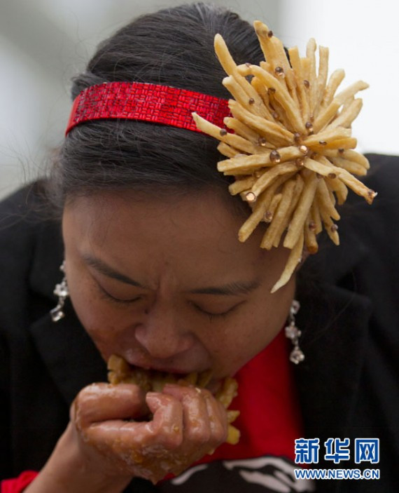 10月13日，在多伦多邓达斯广场，一位选手在吃&ldquo;普丁&rdquo;比赛中。
