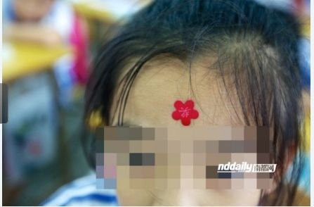 深圳:小学生表现不好 脸上被盖蓝色印章(组图)