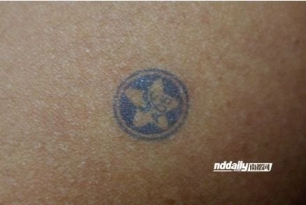 深圳:小学生表现不好 脸上被盖蓝色印章(组图)