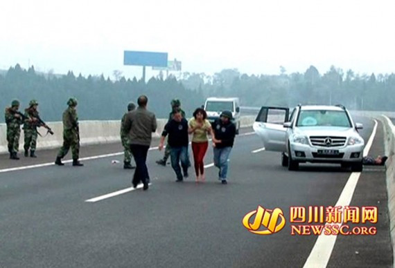 重庆籍持枪劫犯被催泪弹逼出遭击毙 曾与人质同居生子(图)