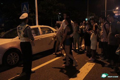 爆乳海归女酒后调戏交警 车顶遥控驾车被放行（组图)