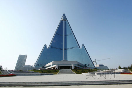 图为平壤在建的柳京饭店。该建筑外形呈金字塔状，高度超过300米。