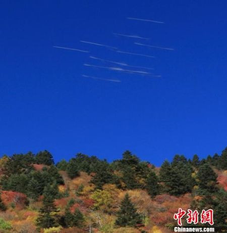 10月1日上午，神农架旅游区现疑似不明飞行物飞行留下的轨迹，碰巧被一位摄影爱好者拍到。　罗永斌　摄