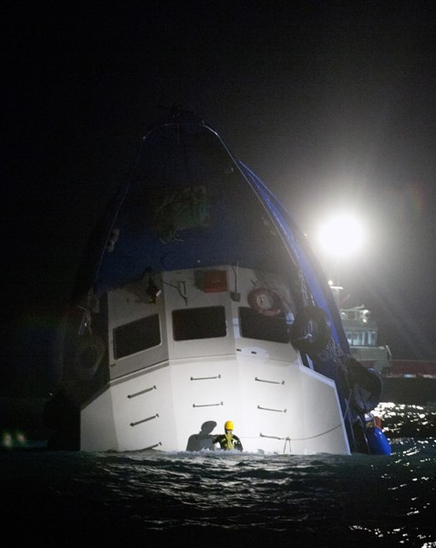 香港撞船已有25人死亡123人获救 仍有人在沉船舱内(组图)