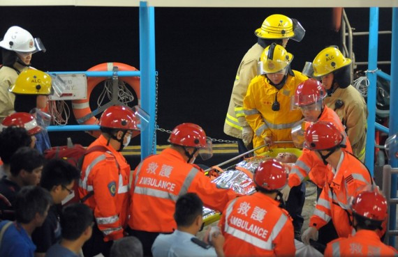 香港撞船已有25人死亡123人获救 仍有人在沉船舱内(组图)