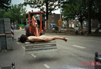 荷兰女摄影师大胆创意 拍全裸仆街照