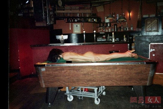 仆街十八禁：荷兰女摄影师大胆创意 拍全裸仆街照片(组图)