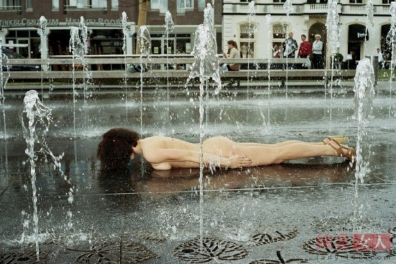 仆街十八禁：荷兰女摄影师大胆创意 拍全裸仆街照片(组图)