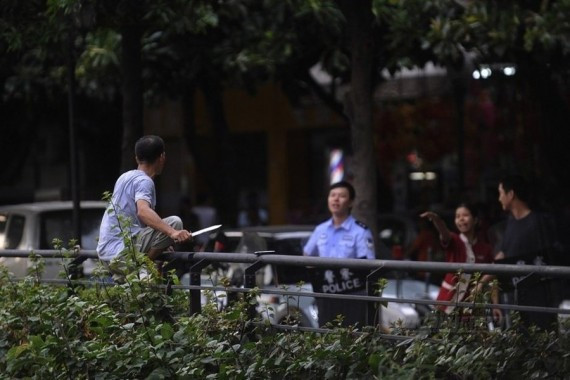 广东中山男子吸毒致幻 当街对警察挥刀以自残相逼(组图)