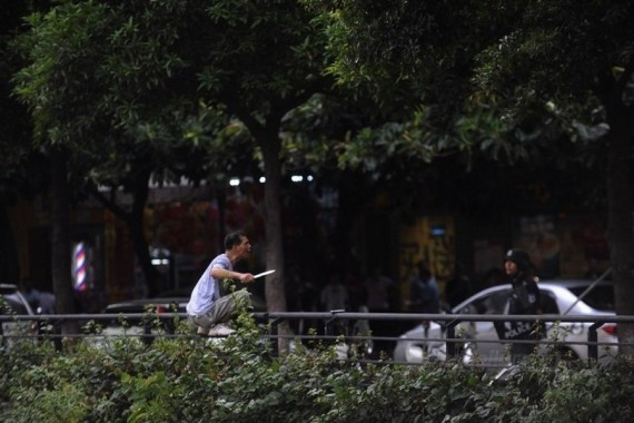 广东中山男子吸毒致幻 当街对警察挥刀以自残相逼(组图)