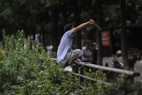 广东中山男子吸毒致幻 当街对警察挥刀以自残相逼(组图)