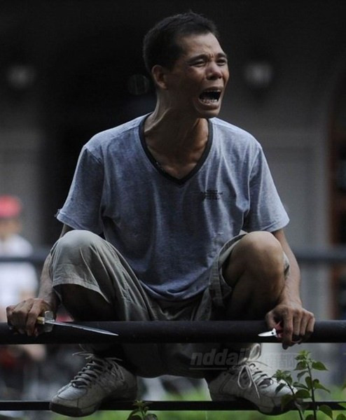 广东中山男子吸毒致幻 当街对警察挥刀以自残相逼(组图)