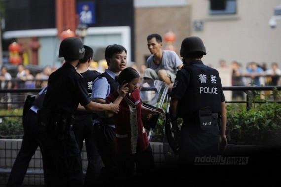 广东中山男子吸毒致幻 当街对警察挥刀以自残相逼(组图)