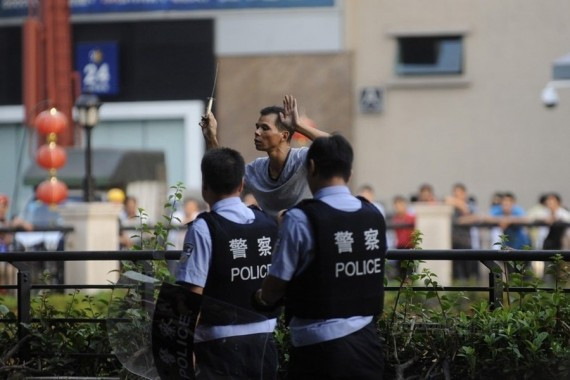 广东中山男子吸毒致幻 当街对警察挥刀以自残相逼(组图)