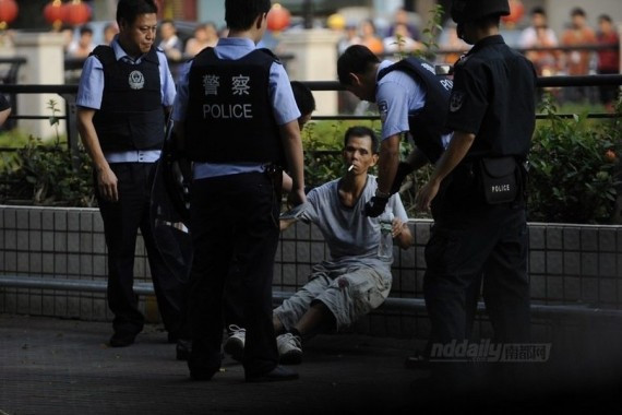 广东中山男子吸毒致幻 当街对警察挥刀以自残相逼(组图)